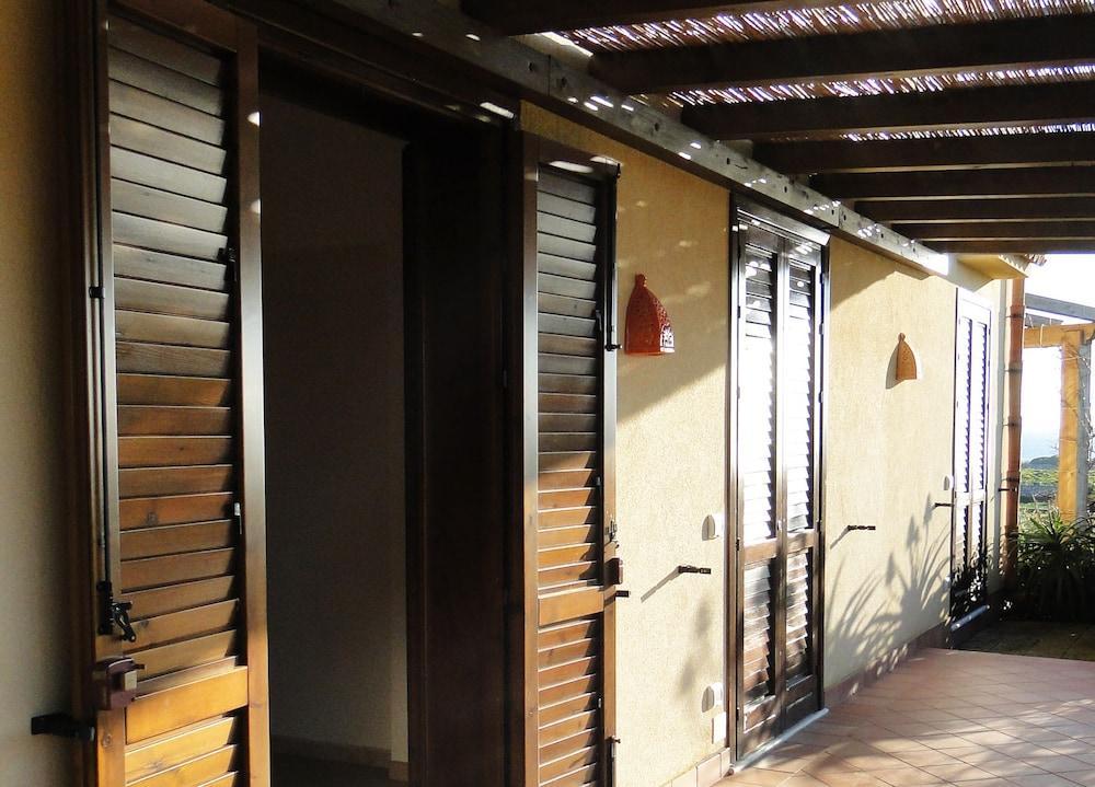 Il Giardino Delle Aloe Guest House Фавиняна Екстериор снимка