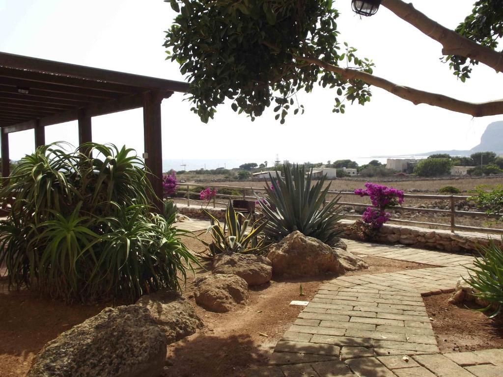 Il Giardino Delle Aloe Guest House Фавиняна Стая снимка