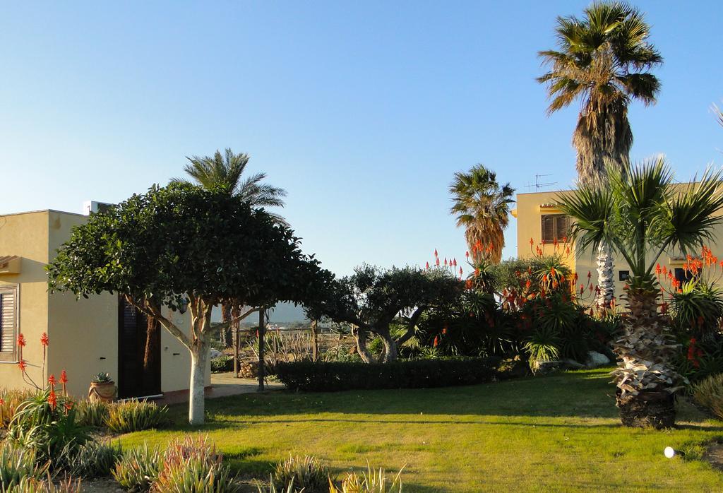 Il Giardino Delle Aloe Guest House Фавиняна Екстериор снимка