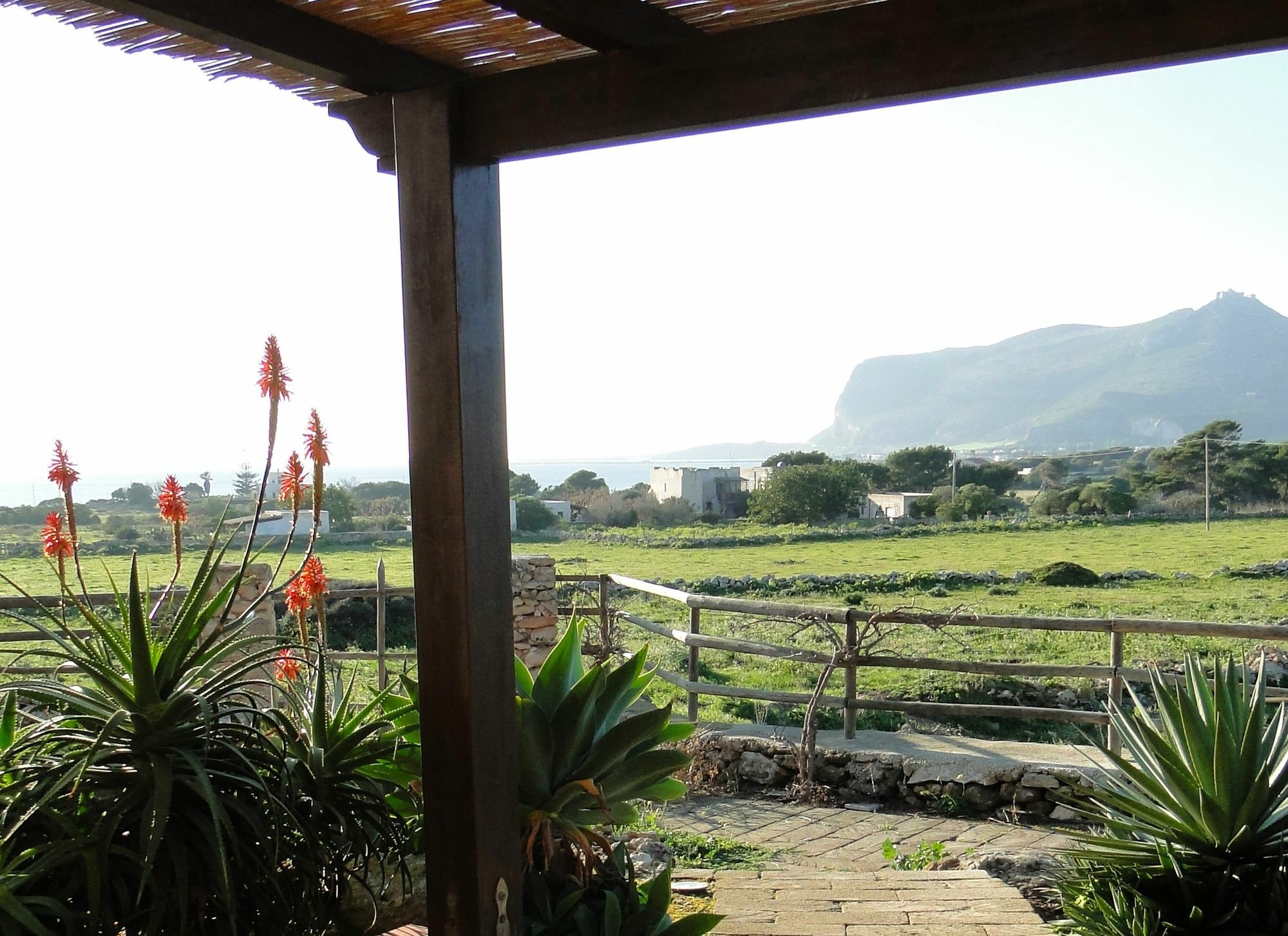 Il Giardino Delle Aloe Guest House Фавиняна Екстериор снимка