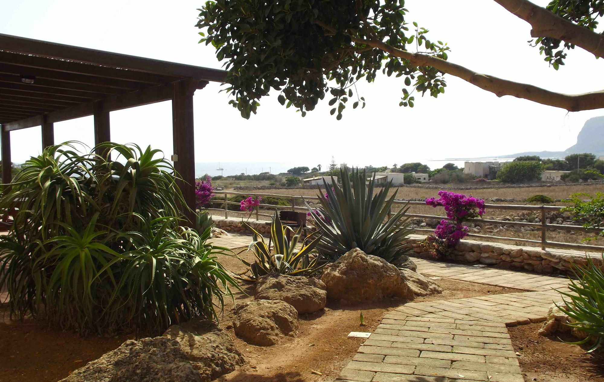Il Giardino Delle Aloe Guest House Фавиняна Екстериор снимка
